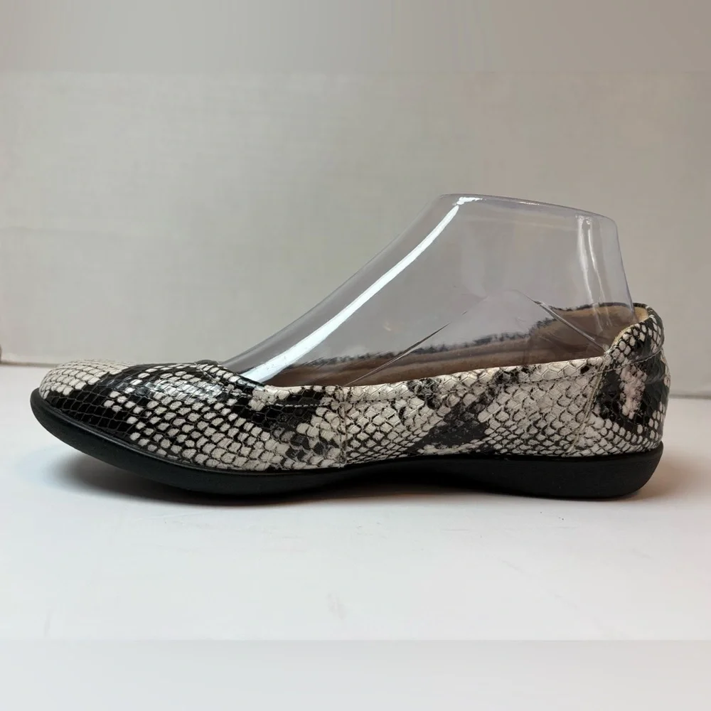 Naturalizer beige & black snakeskin embossed leather slip-on loafers size 6.5M